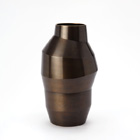 Danner-Ehrenpreis 2023: Beate Leonards, Vase, 2021. Tombak, geschmiedet, montiert, patiniert. D 19 cm, H 30 cm