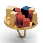 Ring, 1984/86, Gold 750, Koralle, Lapislazuli, H ca. 4 cm, D 4,5 cm, Inv. Nr. 254/2001/ES (Foto: George Meister)