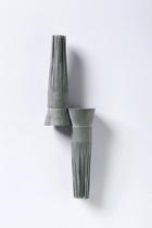 Brosche „Sealy“, 1999. Zink, Silber. L 17 cm, B 5 cm, H 2,2 cm