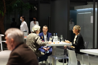 Am Tisch sitzend: Gisbert Stach, Dirk Allgaier und Ute Kathrin Beck im Gespräch
